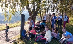 Uczniowie klas czwartych podczas pieszej wycieczki na Maciejową. Wspólne pieczenie kiełbasy i zabawy integracyjne.