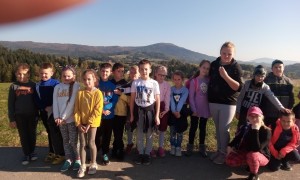 Uczniowie klasy 3 b podczas wycieczki na Gilówkę