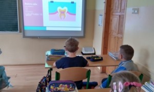 Uczniowie klasy III biorący udział w projekcie edukacyjnym 'Zdrowe ząbki całe życie