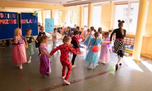 Dzień Przedszkolaka z udziałem uczniów klasy 0, gry i zabawy taneczne.