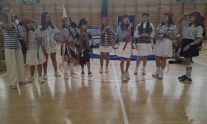 dzień nauczyciela - uczniowie recytują wiersze, tańczą i śpiewają