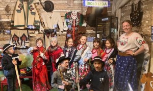 uczniowie w muzeum górali i zbójników