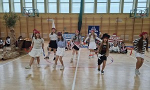 dzień nauczyciela - uczniowie recytują wiersze, tańczą i śpiewają