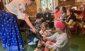 uczniowie w muzeum górali i zbójników