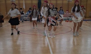 dzień nauczyciela - uczniowie recytują wiersze, tańczą i śpiewają