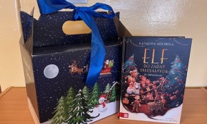 dzieci otwierają kolejne koperty w kalendarzu adwentowym