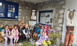 uczniowie w muzeum górali i zbójników