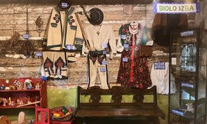 uczniowie w muzeum górali i zbójników