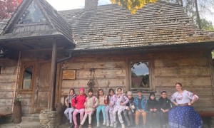 uczniowie w muzeum górali i zbójników