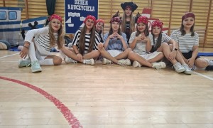 dzień nauczyciela - uczniowie recytują wiersze, tańczą i śpiewają